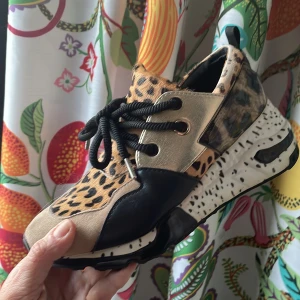 Steve Madden - Sneakers med platåsula. Använda 1gång som synes på sulan. 