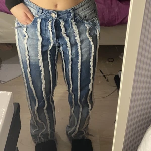 Jeans med slitna detaljer - Från boohoo man, passar mig med storlek 36. Nyskick