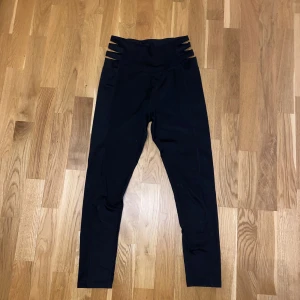 Träningstights - Tränings tights med snygg detalj vid midjan. Fint skick. Från Shein. Helt vanligt träningstyg!