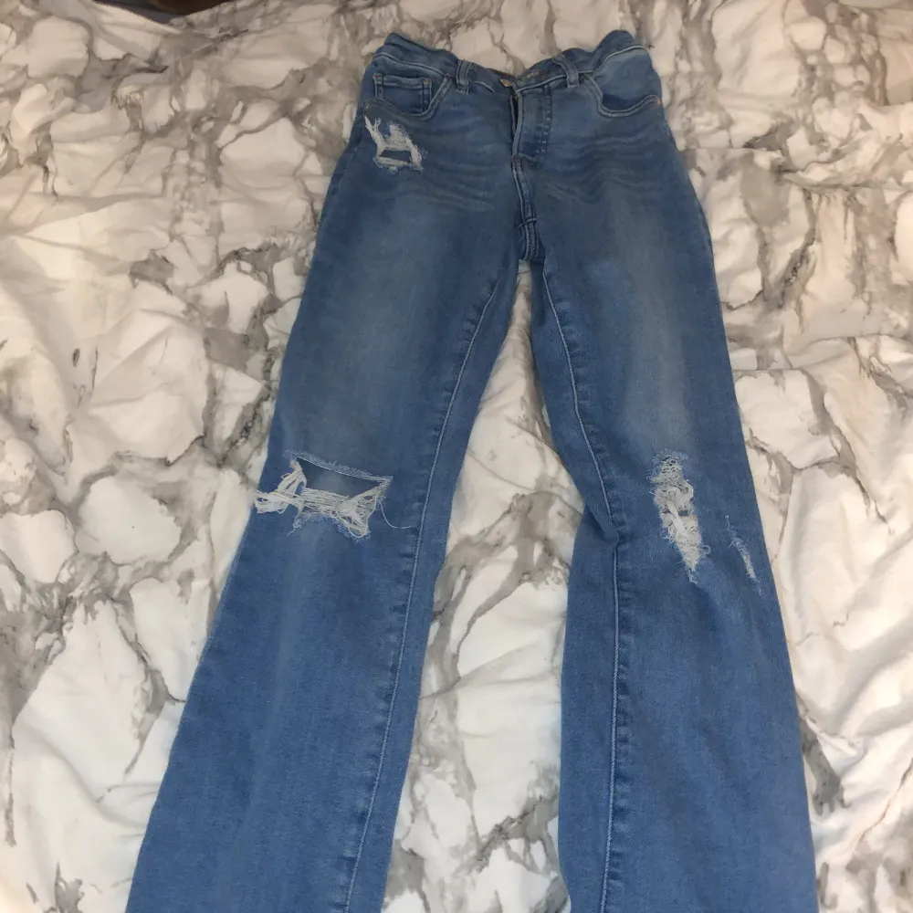 Säljer dessa supersnygga ihåliga. bootcut jeans pga för små💕 Dem är använda ett par gånger och dem är köpta i USA❤️. Jeans & Byxor.