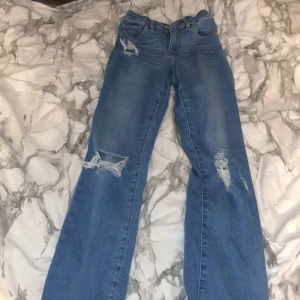 Ihåliga bootcut jeans - Säljer dessa supersnygga ihåliga. bootcut jeans pga för små💕 Dem är använda ett par gånger och dem är köpta i USA❤️
