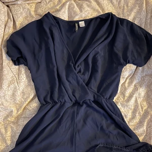 Marinblå jumpsuit H&M  - Marinblå jumpsuit ifrån H&M som passar perfekt till sommaren. Fint skick och använd 1-2 gånger, skicka gärna Dm för frågor och fler bilder💙