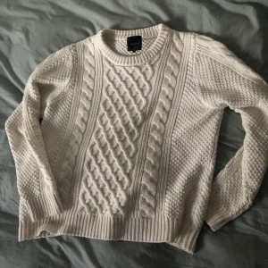 Vit kabelstickad tröja  - I gott skick, från märket blueprint. En ganska varm tröja då den består av 20% tvättbar ull (resten bomull). Storlek L men är lite oversized ändå. Dm:a mig gärna vid frågor eller funderingar! Köparen står för frakt 