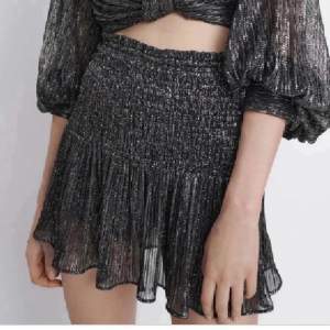 Säljer denna superfina kjol, perfekt till nyår från Zara🤎Storlek XS    Prislappen kvar, aldrig använd🤎