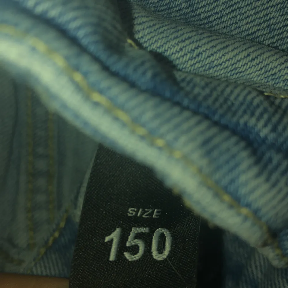 Jag säljer dessa byxor pågrund av att dom har blivit för små får mig. Om ni är intresserade så kan ni kontakta mig💕. Jeans & Byxor.