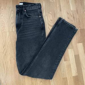 Säljer dessa gråa straight slim jeans från Gina tricot pga för stora för mig. Endast använda två gånger därav väldigt bra skick!  Skickar spårbart 66kr