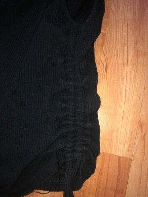 Tröja  - Tröjan e obeskrivligt skön har snören på sidorna.