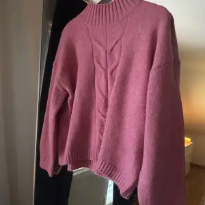 säljer denna rosa stickade tröja med otroligt material! Nypris: 429kr (prislapp är kvar) dessvärre kommer den inte till användning 😢💘