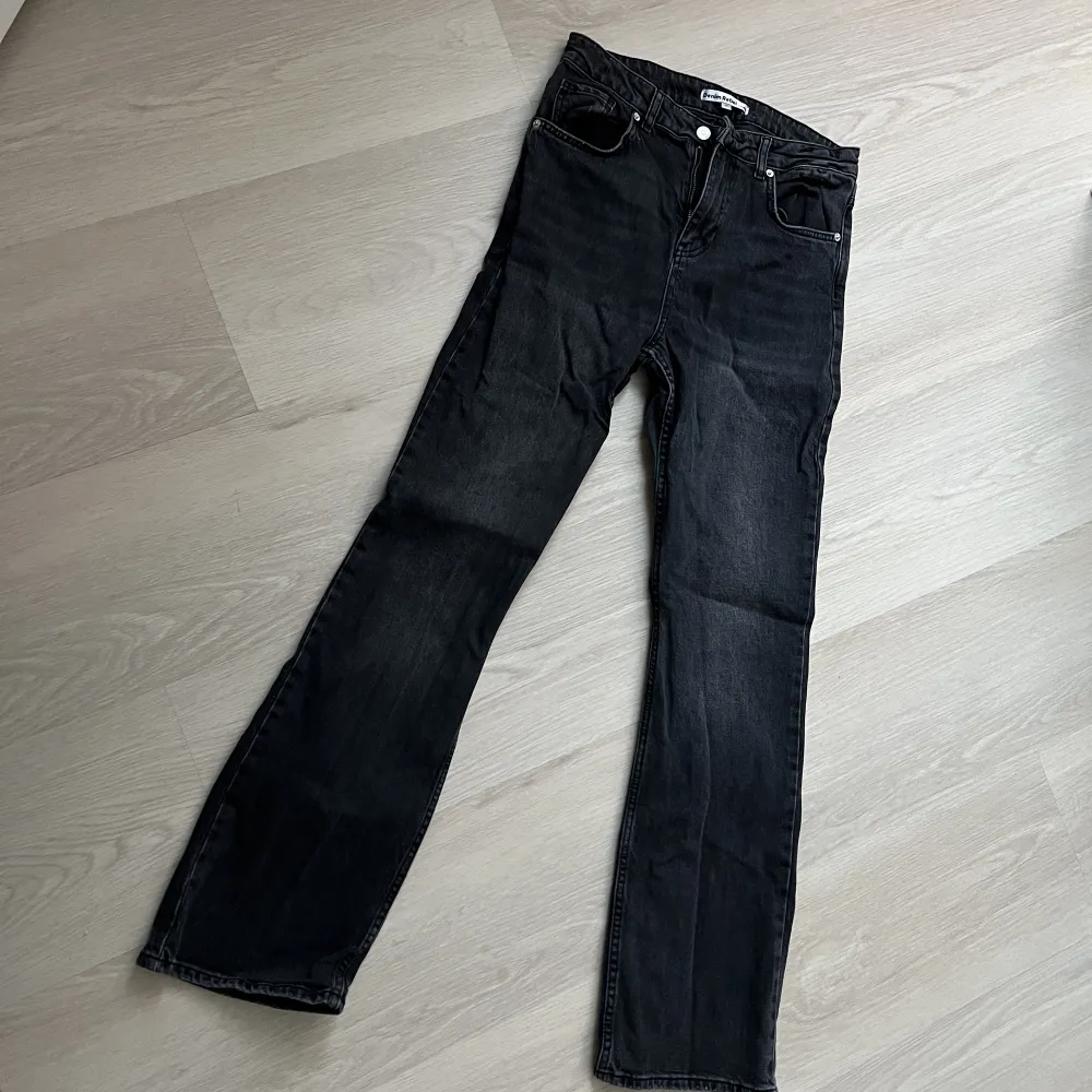 Mörkgrå högmidjade bootcut jeans strl. 40. Ej mycket stretch. Oanvända. Samfraktar gärna! Kolla in mina andra annonser om det finns något av intresse!. Jeans & Byxor.