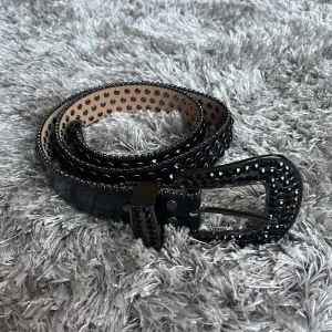 TUTTOLENTE RHINESTONE BÄLTE - Tuttolente svart stone bälte. Använd endast ett par gånger. Storlek 34. Alla stenar sitter kvar. Möjligtvis någon repa på bältet eller där lite färg lossnat men inget som syns. Pris kan diskuteras.