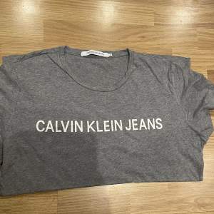 Grå Calvin Klein t-shirt i storlek M. Bra skick.