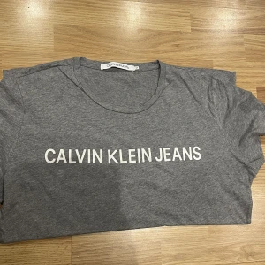 Calvin Klein t-shirt - Grå Calvin Klein t-shirt i storlek M. Bra skick.