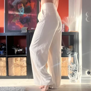 Vit satin byxa - Benvit satinbyxa från Zara i S. Fladdrig och härlig känsla i byxorna, perfekta under sommaren eller studenten. Använda fåtal gånger. Hojta om det önskas fler bilder.