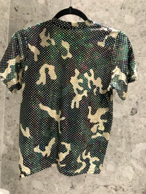 glänsande blus med kamouflage - New 