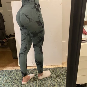 Träningsleggings med scrunch  - Oanvända, sköna träningsleggings med scrunch för smickrande bakdel!  Storlek XS, passar även S.   3st för 500kr! 