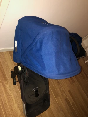 Barnvagns delar - Hej säljer nu bugaboo donkey delar. Allt är helt nytt liggdelen är aldrig använd. Två sittdelar använd 2-3 gånger Max .  1,Liggdelslock  2 sittdelar ,1 liggdel ,2 regnskydd ,2 blå  suffletter  1 sittdyna  Skriv om ni är intresserade så svarar jag