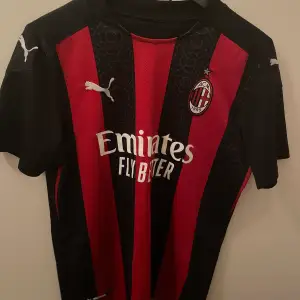 Av Milan Jersey. Ganska använd men är i bra skick. Säljer den eftersom att den börjar bli ganska liten på mig.