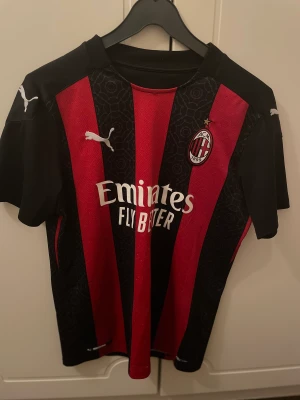 AC Milan fotbollströja - Av Milan Jersey. Ganska använd men är i bra skick. Säljer den eftersom att den börjar bli ganska liten på mig.