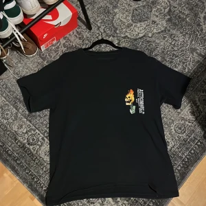 Astroworld t shirt - Knappt använd astroworld t shirt skön och snygg köpt för 600kr Går att diskutera pris