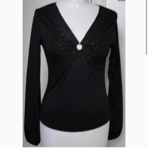 y2k svart tröja - storlek: S. stretchigt tyg, passar även storlek M. möts i stockholm eller fraktar 🖤 köptes på 90-talet