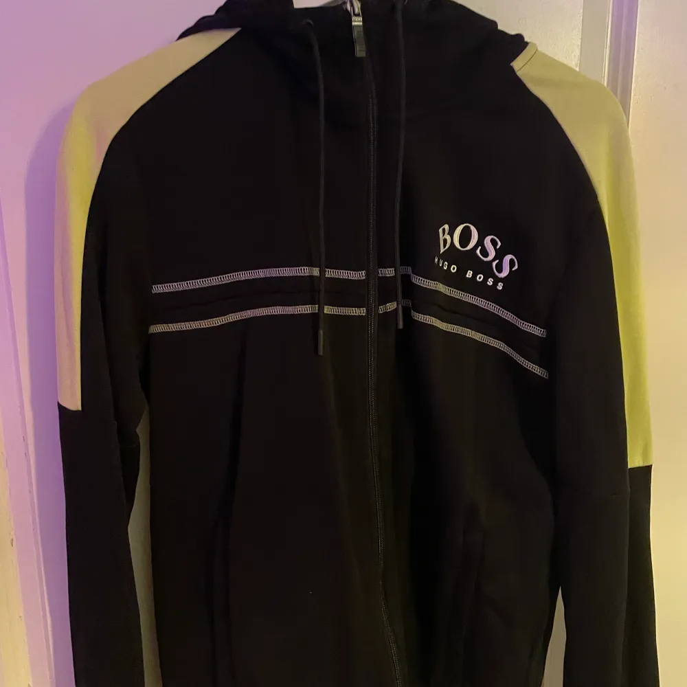 Hugo boss hoodie som är väldigt sällsynt, köpt i USA Är i bra skick Nypris 1700kr Pris kan diskuteras . Hoodies.