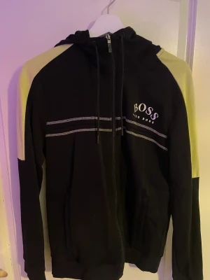 Hugo boss hoodie - Hugo boss hoodie som är väldigt sällsynt, köpt i USA Är i bra skick Nypris 1700kr Pris kan diskuteras 