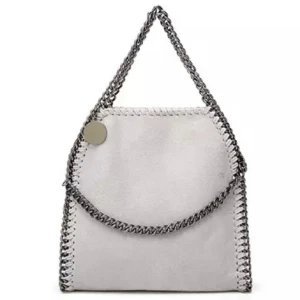 Väska  - Väska, färgen är ljusgrå. Den har fått några missfärgningar från kedjan som man ser på andra och tredje bilden men ska självklart göra rent väskan innan jag skickar iväg den🤍🤍