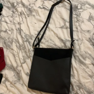 Svart axelväska  - Ny väska från Primark