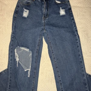 Jeans från Shein - Säljer dessa högmidjade byxorna för att jag inte använder dom. Dom är i fint skick och har ett stort hål vid höger knä. Men det är ju meningen förstås💗