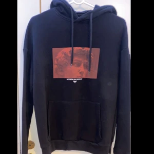 Svart hoodie - Enkel Svart hoodie från Yourturn. 8/10 skick