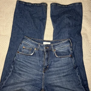 Högmidjade byxor - Säljer dessa fina byxor jag köpte från H&M för kanske ett halvår sen. Jag har använt de men de är så gott som nya.