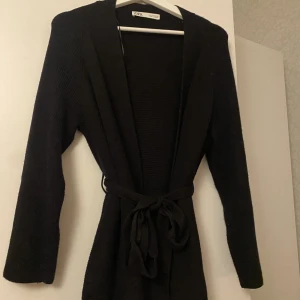 Supersöt kofta - Söt kofta från zara som aldrig är använd. Rosetten är fin att ha både fram och bak!💞(svårt att ta bild, skriv privat för fler)