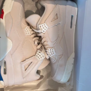 Snygga beige jordans - Den är helt ny har aldrig haft på mig dem. Väldigt snygga