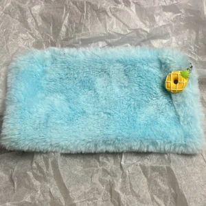 Pennskrin  - Ett litet pennskrin perfekt att ha i skolan och till plugg💕 Fluffig matrial och en ananas berlock till dragkedjan 🍍