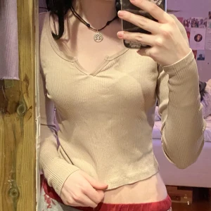 beige topp/tröja - super söt tröja från gina tricot💛i bra skick, ganska lång i ärmarna