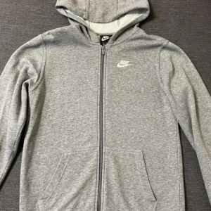 Nike kofta  - Grå nike kofta i storlek 170 (junior storlek). Köpta för 300, säljer för 100. 