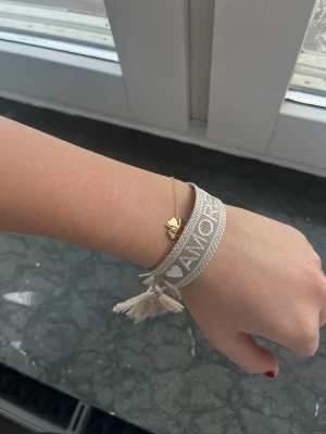 Armband  - super fint armband. Aldrig använd då den inte är min stil. Super fin nu men även till sommaren ❤️