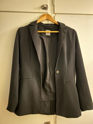 Svart kavaj - Från Only (Zalando).