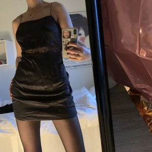 Svart Zara klänning  - Säljer denna klänning med supersnygg spetsdetalj som tyvärr inte kommer till användning längre 💞 köparen står för frakten men jag möter även upp i Lund💞