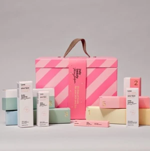 Indy beauty (OÖPPNAD) ( SLUTSÅLD!) -  SLUTSÅLD! OÖPPNAD. 24-luckors kalender varav 21 full-size och 3 travel-size (75 ml) av deras mest omtyckta veganska skönhetsprodukter för hud och hår.  21 full-size, 3 travelsize (75 ml), 2 nyheter, sneakpeak ny design. Värde 3579. Pris: 1299