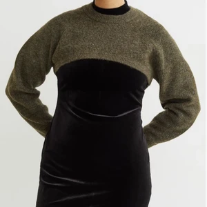 Kort grön H&M kofta/tröja Strl M - Säljer denna för har aldrig använt den och den är i ett super skick (frakt ingår i priset) ❤️