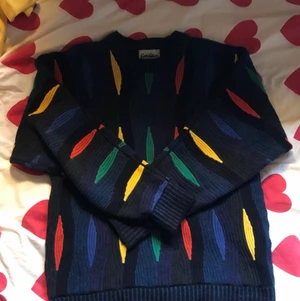 Carlo colucci stickad tröja - Typ storlek L. Vintage men fint skick. Lite sönder i ena ärmen se bild. Skriv gärna om du har frågor:)
