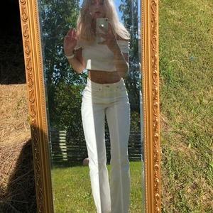 Vita jeans i storlek 34 - Jag säljer nu mina favoritjeans på grund av att jag växt ur dem. Storlek 34 från H&M, Vintage Slim high waist. Går ner till ankeln på mig som är 164cm! Jättefräscha att ha nu till våren och sommaren 😍 