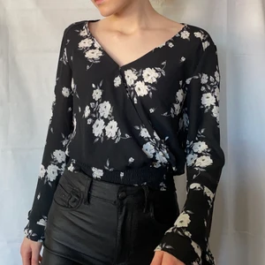 Blommig blus - En blommig blus som inte använts särskilt mycket. Den är från H&M och är i storlek 38, men skulle säga att den även passar den som vanligtvis har 36/S. Säljer då den inte är min stil💞 Frakt tillkommer på ca 62 kr.