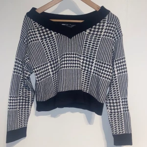 Stickad tröja  - Stickad tröja från ginatricot, säljer då den aldrig kommer till användning