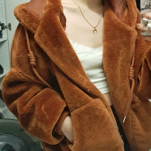 Fluffig jacka - Super super fin fluffig jacka!!! Har ett ganska stort hål i vänstra fickan, men går säkert att sy ihop för hand. Har köpt en ny vardagsjacka och vill helst inte ha massa andra jackor liggandes så nu söker denna fina nytt hem!!! Frakt tillkommer, kan mötas i Uppsala