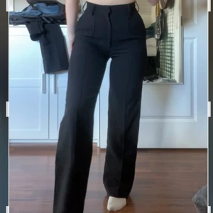 Svarta kostymbyxor - Säljer nu ett av mina favorit byxor då dem börjar bli försmå dem Är ifrån ivyrevel, nypriset är 1000kr. Materialet & passformen är väldigt unikt jämfört med andra kostymbyxor, det är ett lite tjockare men fortfande stretchigt tyg sen sitter byxorna tightare vid midjan men stretchas ändån ut efter midjans storlek, dessa framhäver inte bara midjan utan dem sitter som en smäck på rumpan. Kvaliten är på topp, osäker om jag vill sälja då dessa inte säljs längre. Kan endast tänka sälja för 300 minst❤️☺️