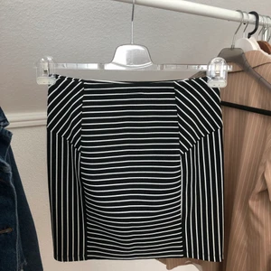 Kjol - Kjol från #mango ! Aldrig använd bara legat i garderoben i år! I stretch material. Frakt tillkommer annars kan jag mötas i malmö/Arlöv/Lund