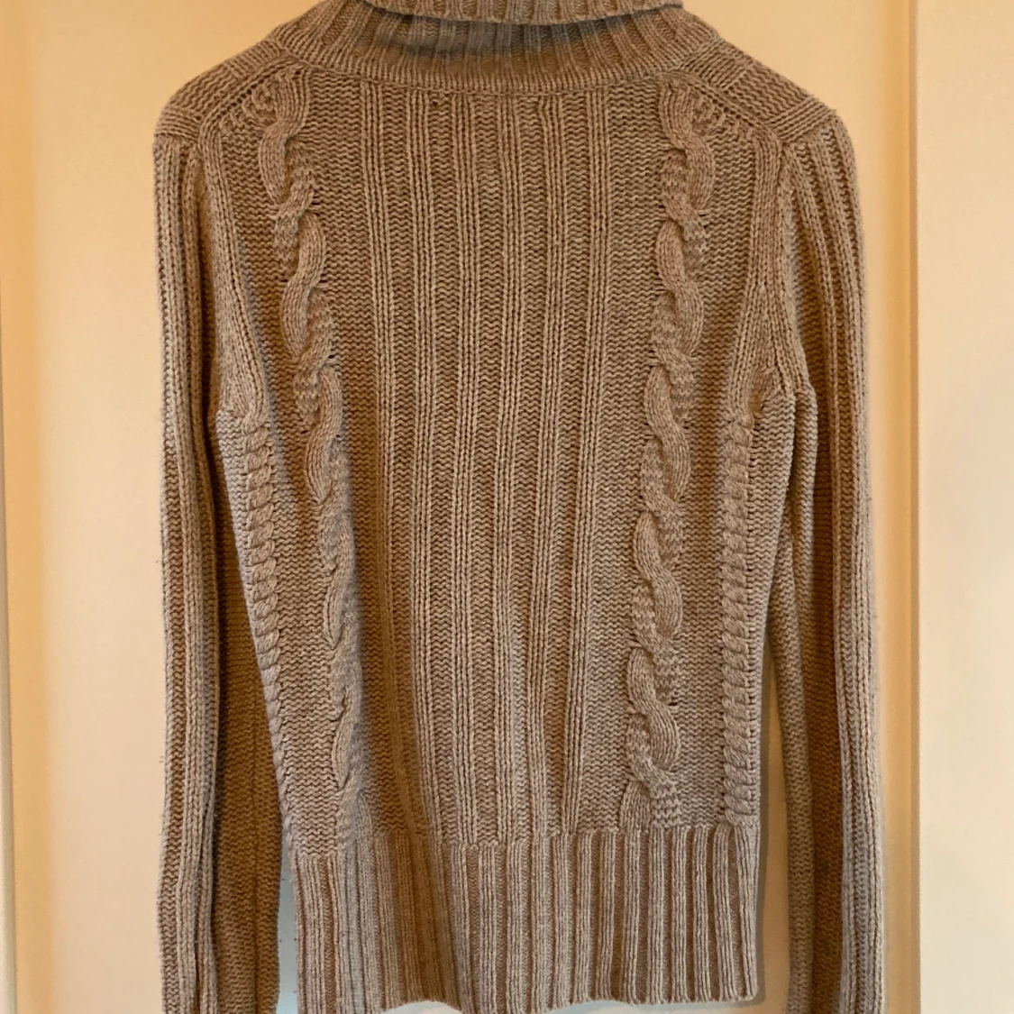 Beige kofta med härliga knappar - 90