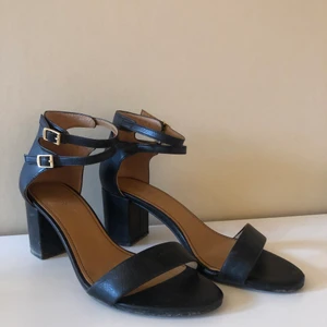 Svart klackar från ESPRIT i strl 39 - Svarta klackar från ESPRIT i storlek 39, endast använda en gång under balen.  Väldigt bekväma och enkla att gå i 🌼🌼